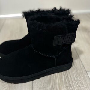 NEW - Size 7 UGG Mini Bailey Logo Strap - Classic Black Fur Boots